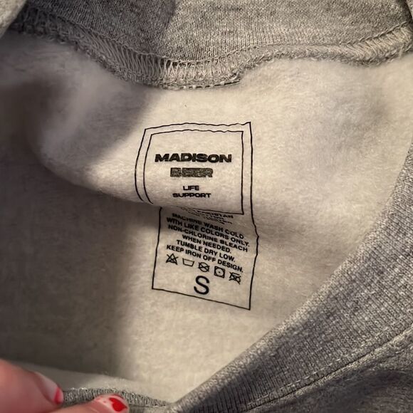 Madison Beer Tour Sweatshirt Small NEW - Picture 2 of 3